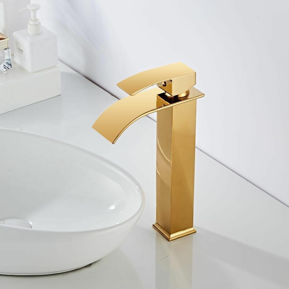 Weiße Wasserfallarmatur aus Messing, minimalistischer Einhandmischer für modernes Luxusbadezimmer.