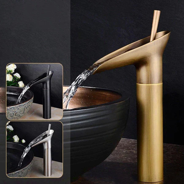 Elegante Chrom Wasserfallarmatur, Einzelhebelmischer, perfekt für Waschtische.