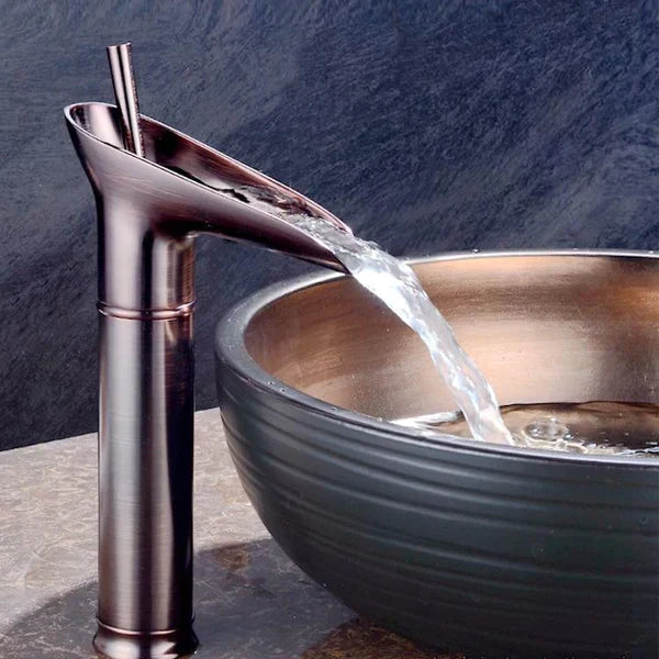 Vintage Stil Wasserfall Waschtischhahn, antik-Finish, Badezimmer-Highlight.