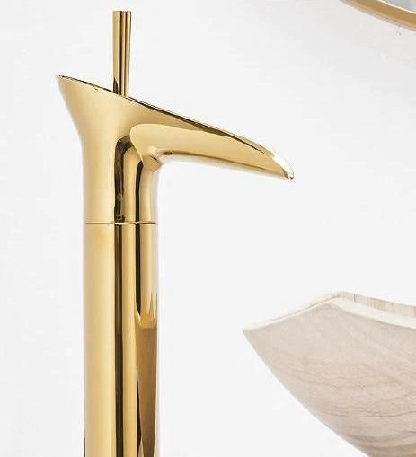 Goldene Luxus Wasserfallarmatur aus Messing, Waschtisch-Highlight im Bad.