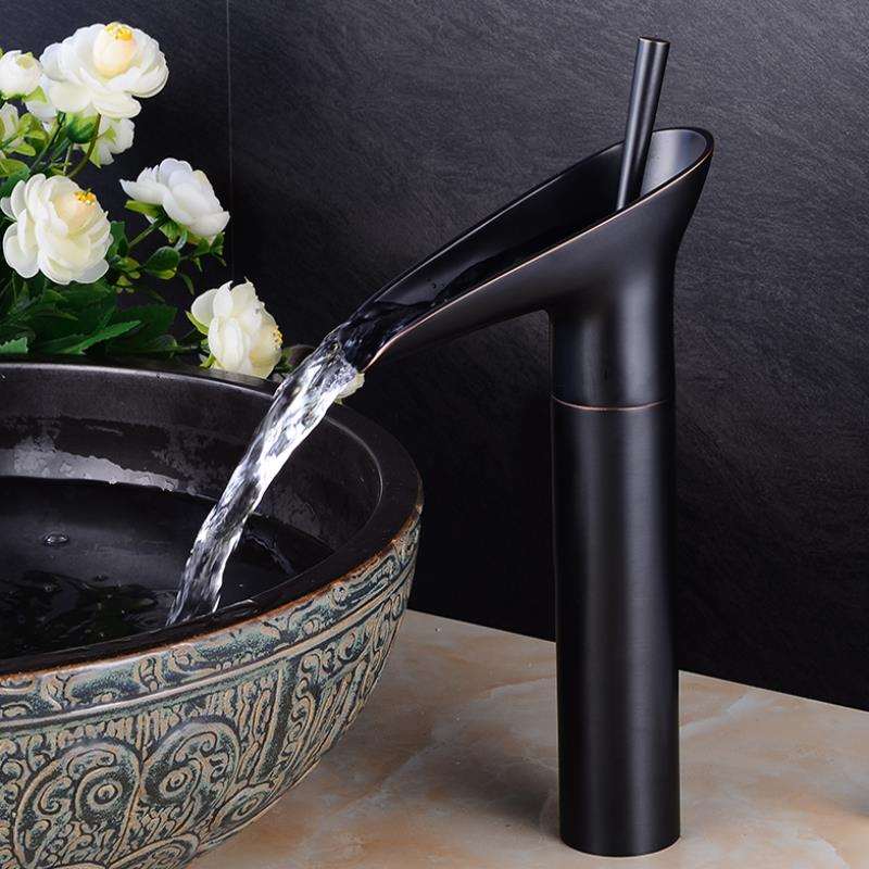Moderne CascadeFlow Wasserfallarmatur aus Messing, Einzelhebelmischer für Waschtisch.
