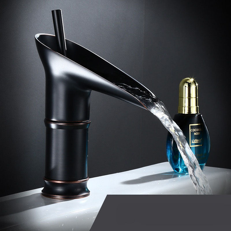 Luxus Gold Waschtischarmatur mit Wasserfall-Auslauf, eleganter Einzelhebel.