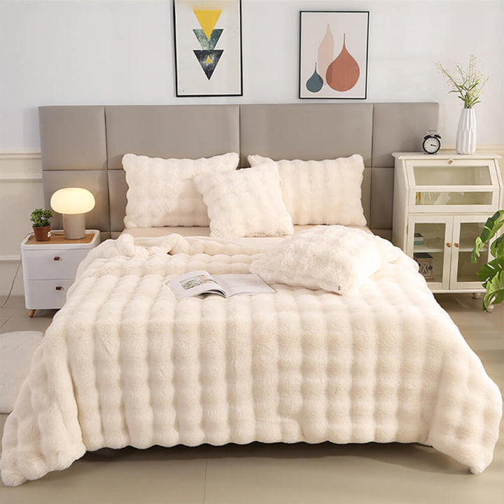 Luxuriöse, weiche Kaninchenfellimitat Kuscheldecke, doppellagig & extra dick für Gemütlichkeit im Wohnzimmer.