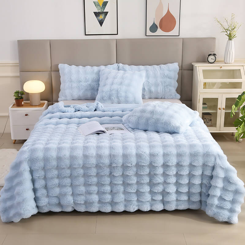 Weiche & warme Kaninchenfellimitat Kuscheldecke, doppellagig, hypoallergen, für luxuriöse Entspannung.