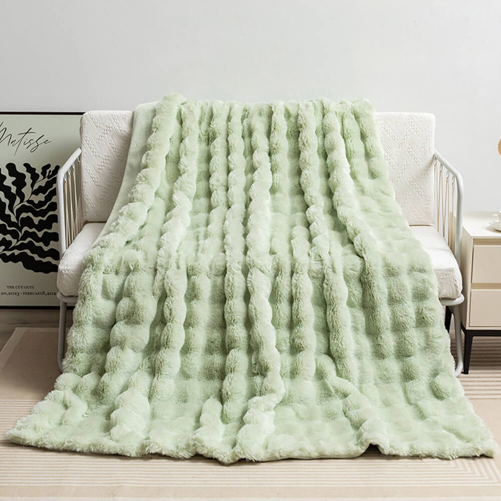 Warme Kunstfell-Kuscheldecke, kaninchenfellimitat, hypoallergen und extrem weich für höchsten Komfort.
