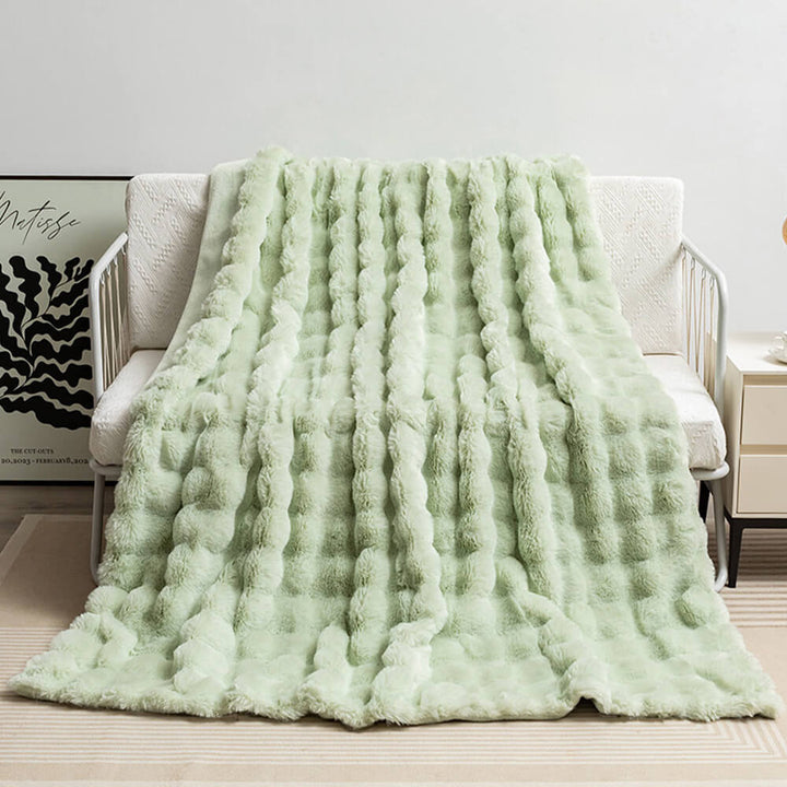 Warme Kunstfell-Kuscheldecke, kaninchenfellimitat, hypoallergen und extrem weich für höchsten Komfort.
