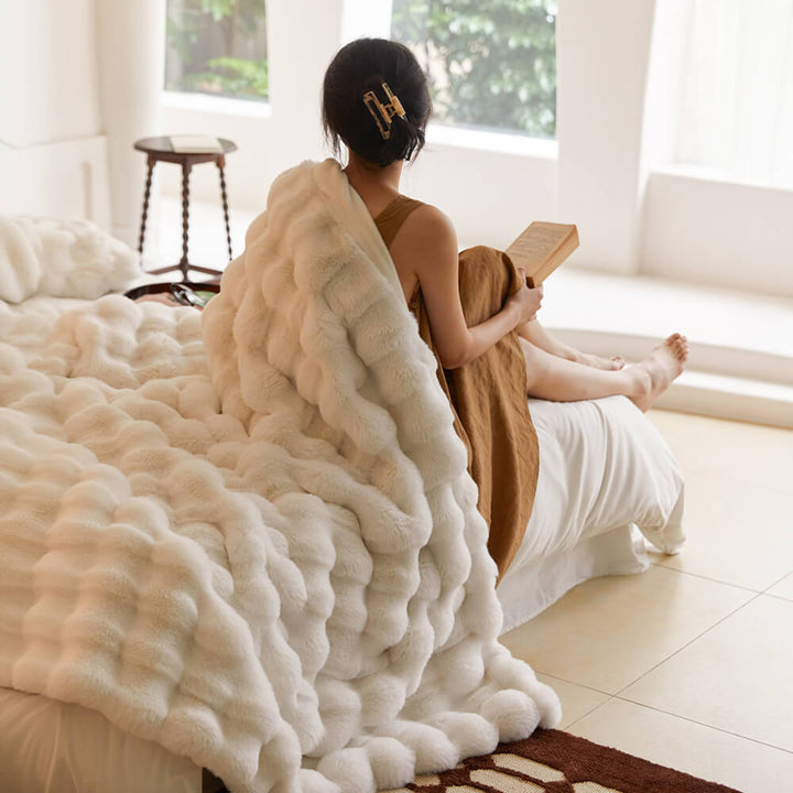 Warme Kunstfell-Wohndecke, kaninchenfellimitat, fusselfrei & hypoallergen, perfekt für Schlafzimmer & Sofa.