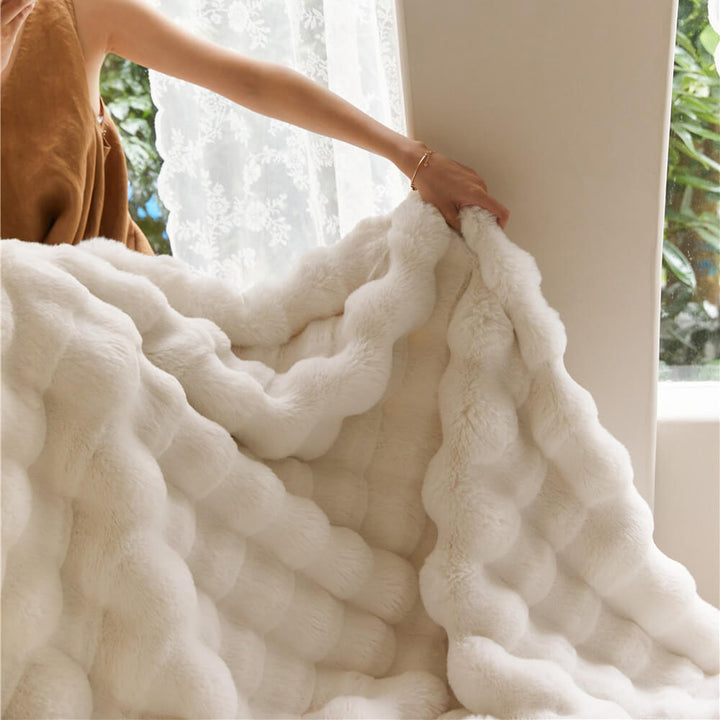 Weiche Kunstfell-Kuscheldecke in luxuriöser Kaninchenfell-Optik, antistatisch und sehr warm.