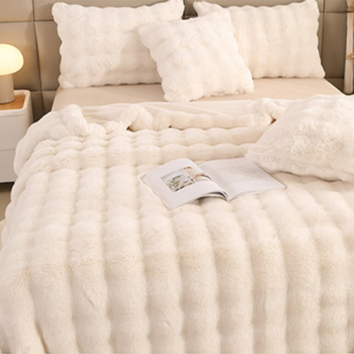 Fluffige Kaninchenfellimitat-Kuscheldecke, extra dick und gemütlich, perfekt als Bettwaren-Highlight.