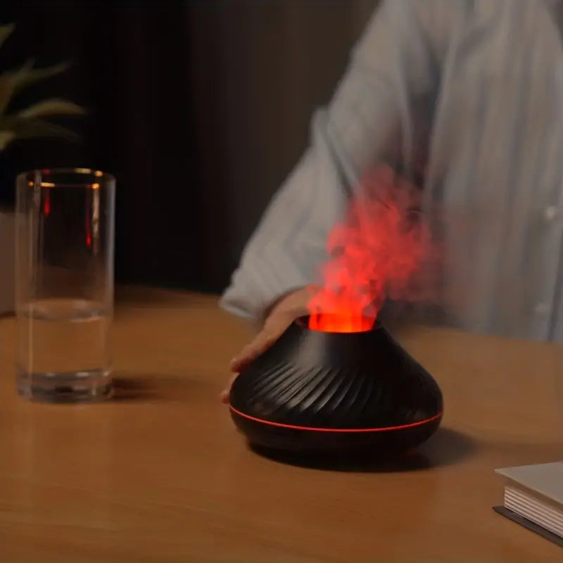 Nahaufnahme des Luxus-Aromadiffusers mit simuliertem Flammeneffekt und feinem, duftendem Nebel.