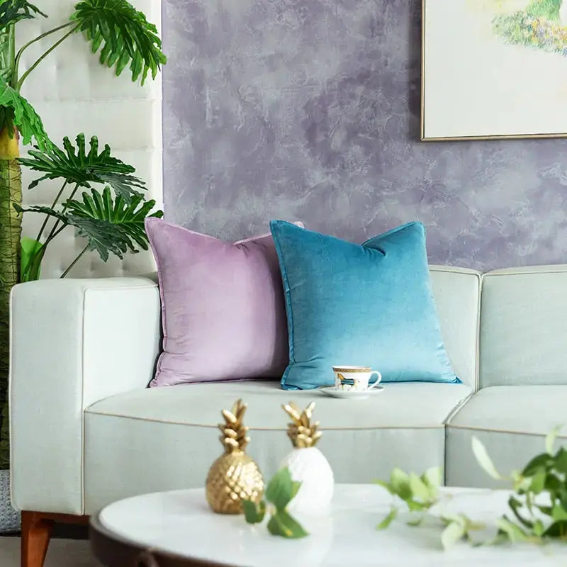 Luxuriöser Samt Kissenbezug für Sofa. Weicher Dekokissenbezug in eleganten Farben für stilvolles Wohnen.