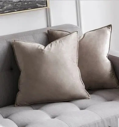 Samt Kissenbezug, farbintensive Dekoration fürs Wohnzimmer. Modernes Interieur mit weichen Samtkissenbezügen.
