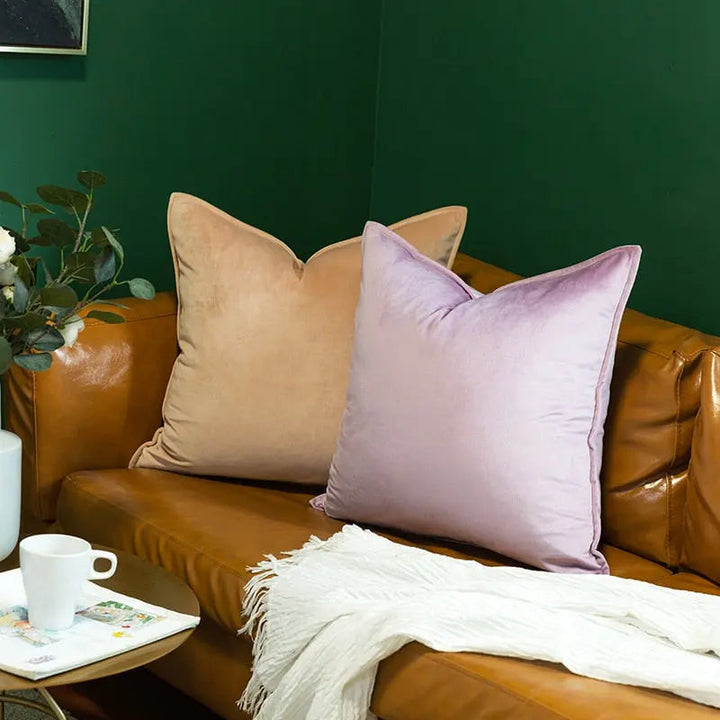 Weicher Samt Kissenbezug, farbig und modern, ideal für eine gemütliche Wohnzimmer-Atmosphäre.