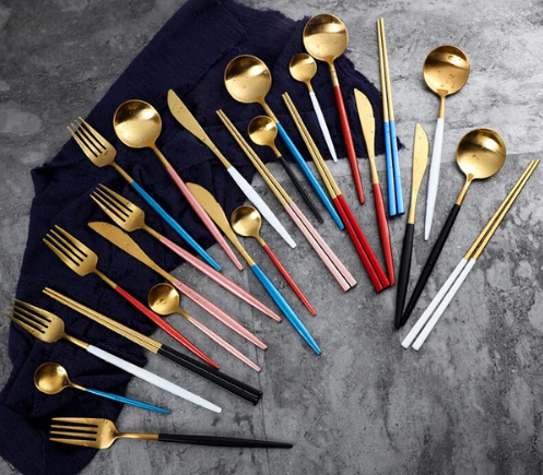 Essbesteck-Set, 24-teilig aus robustem Edelstahl. Perfekt für Familienessen und Dinnerpartys.