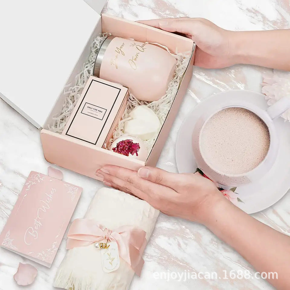 Schönes Badegeschenkset mit Duftkerze & Badepralinen, für ultimative Entspannung; ein Luxusgeschenk für Zuhause.