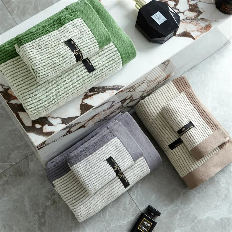 Luxuriöses Bio-Baumwoll-Handtuch in Beige, weich & saugfähig. Nachhaltiges Badetuch für Ihr Badezimmer.