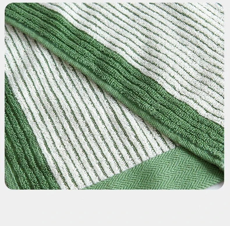 Weiches Handtuch-Set aus nachhaltiger Bio-Baumwolle in Grau & Grün, ideal für jedes Badezimmer.