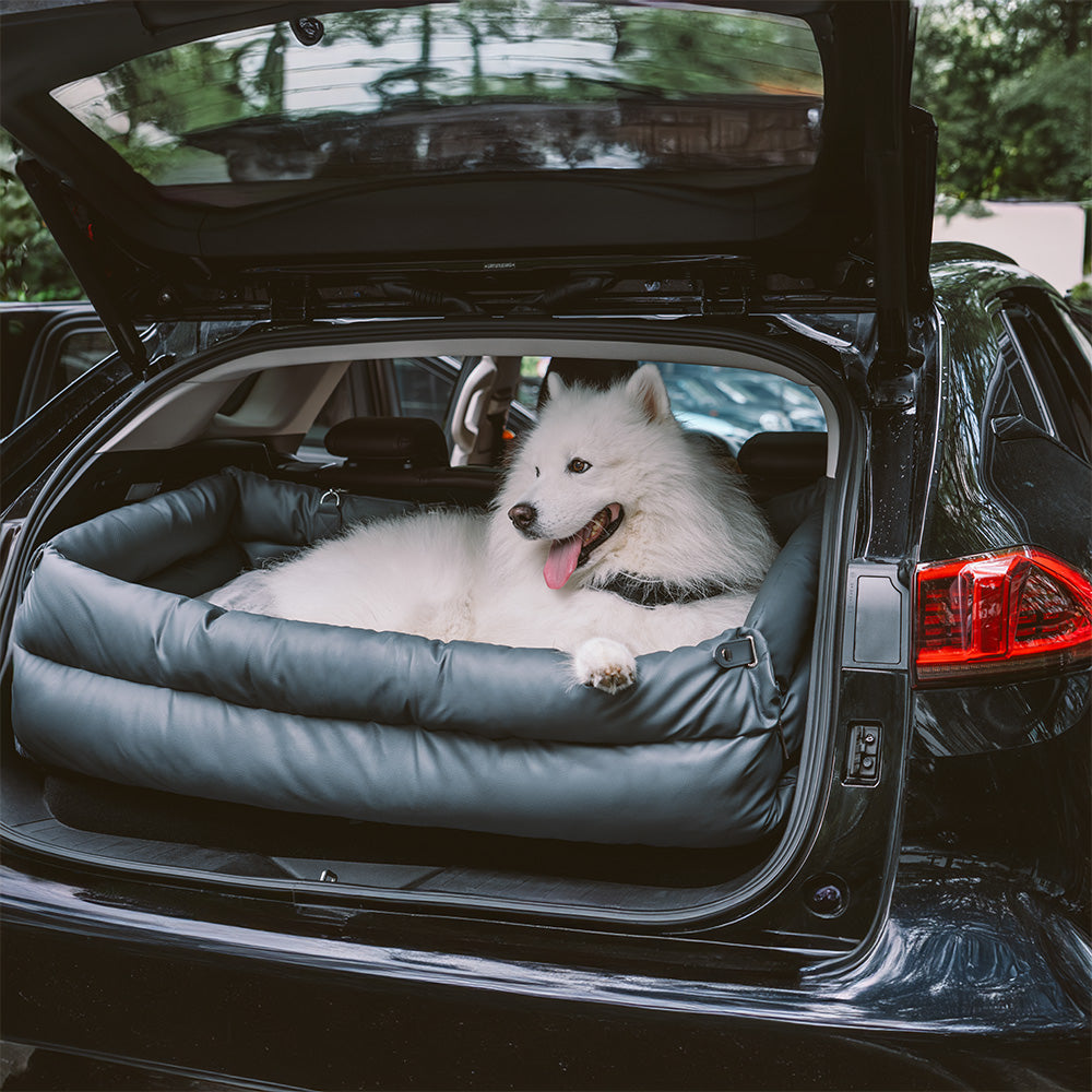 Hundeautositz-Bett in moderner Kunstlederoptik, kombiniert Sicherheit mit Eleganz.