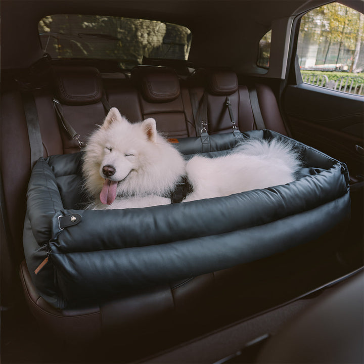 Funktionales Hundeautositz-Bett, leicht zu reinigen und schnell im Auto befestigt.