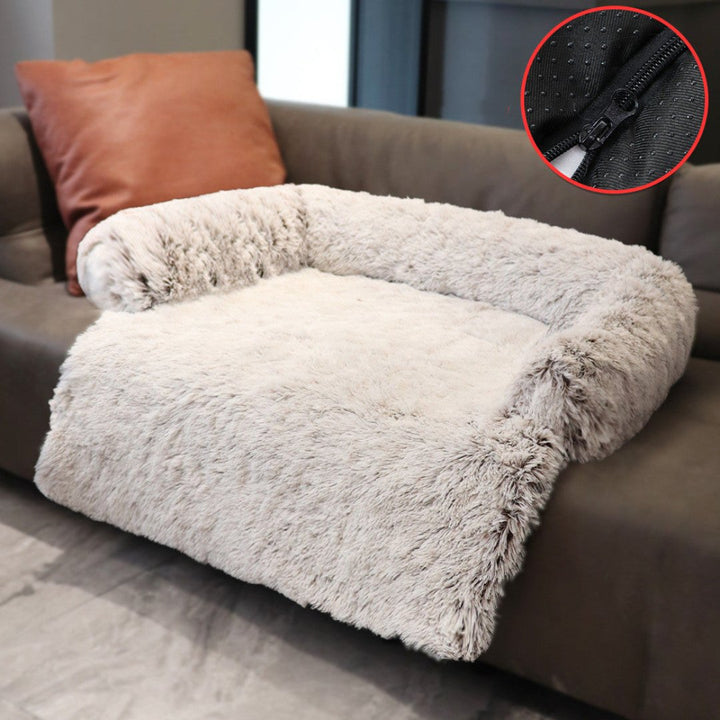 Glücklicher Hund schläft tief im luxuriösen PawLounge Hundesofa grau, gemütliches Plüschbett für Entspannung.