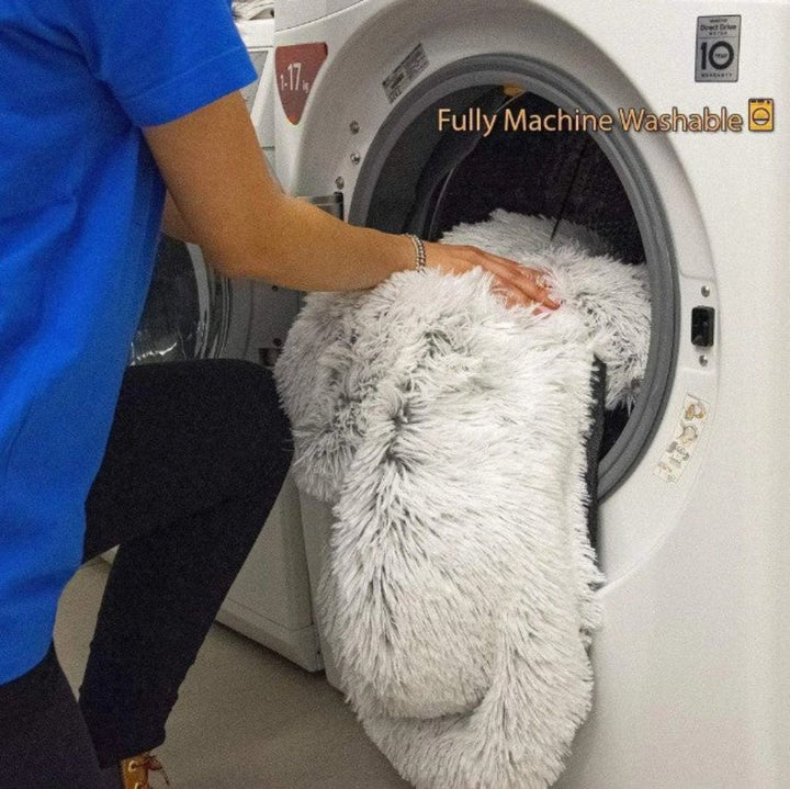 Weiches, flauschiges Plüschbett des PawLounge Hundesofas beige, bietet Komfort & Wärme für Haustiere.