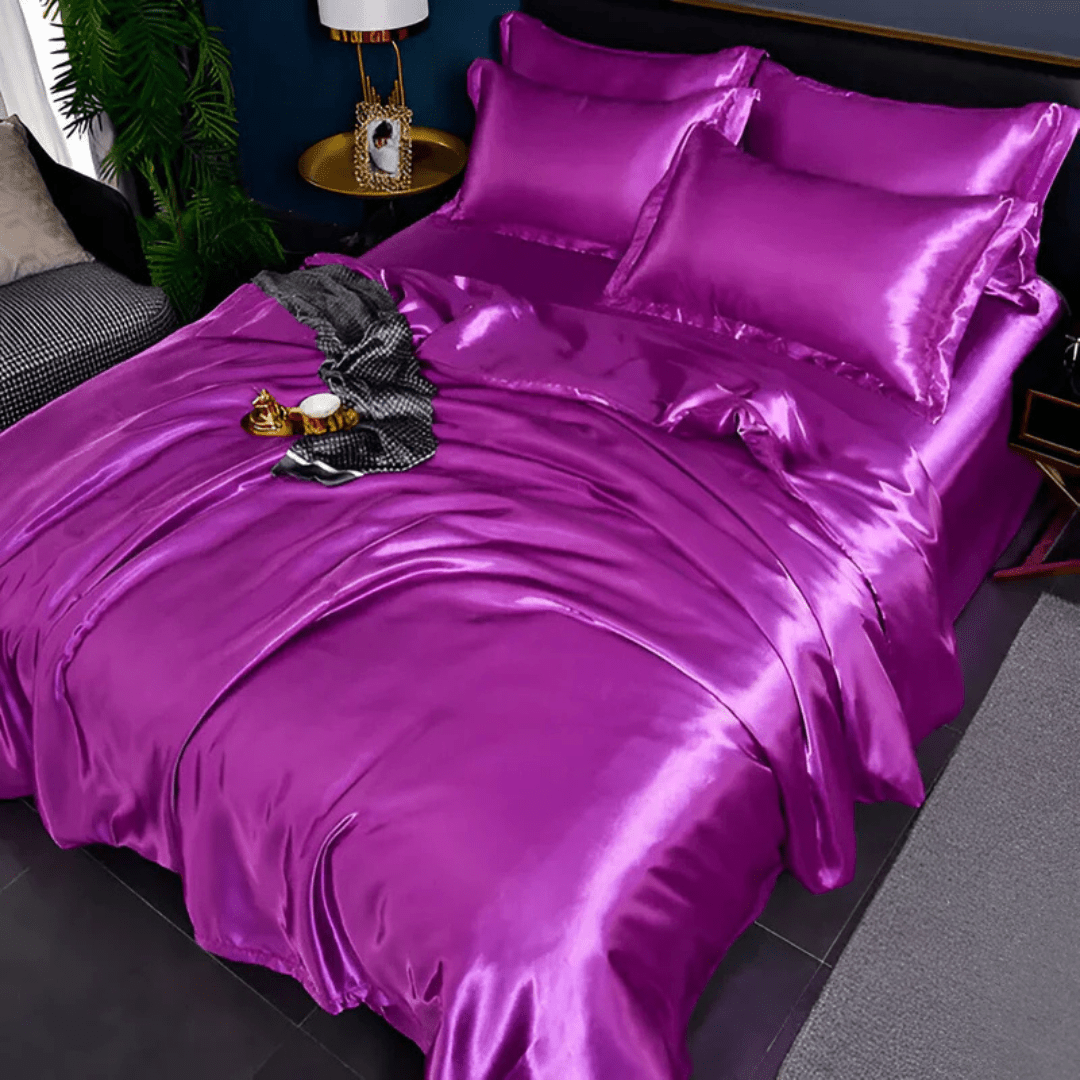 Stilvolles Seidenoptik Bettset auf einem Bett. Elegantes Design für ein luxuriöses Schlafzimmer-Ambiente.