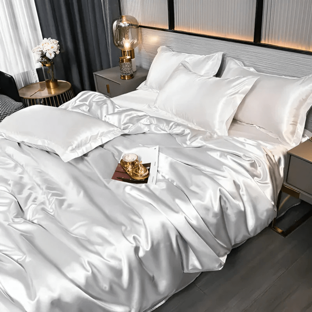 Modernes, elegantes Bettset in Seidenoptik. Luxuriöse Bettwäsche aus Polyester für jedes Schlafzimmer.
