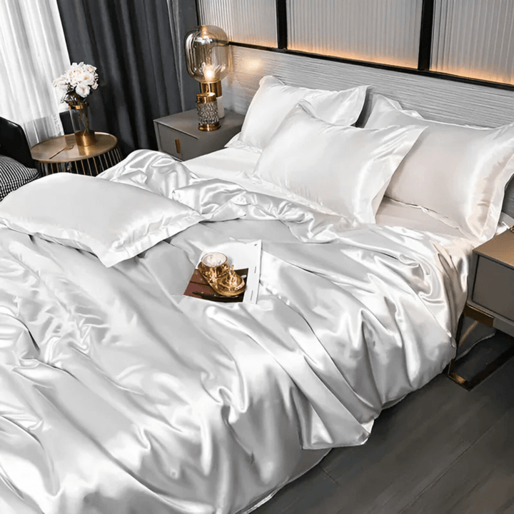 Modernes, elegantes Bettset in Seidenoptik. Luxuriöse Bettwäsche aus Polyester für jedes Schlafzimmer.