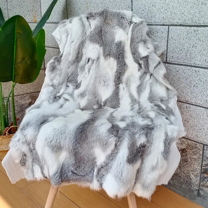 Luxuriöses, weiches Kunstfell in Weiß, perfekt als Dekofell für Herbst & Winter. Flauschiges Wohnaccessoire.
