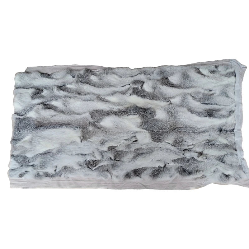 Vielseitiges, flauschiges Kunstfell, handgemacht. Ideal als weiches Dekofell für luxuriöse Winter-Akzente.