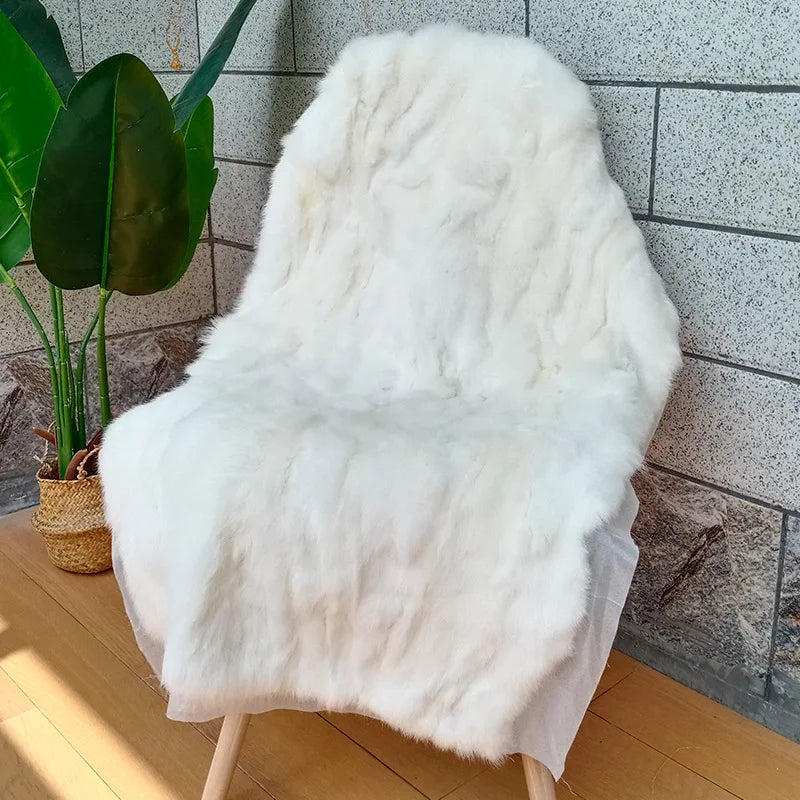 Wunderschönes, weißes Kunstfell. Flauschiges, weiches Dekofell & luxuriöses Wohnaccessoire für kalte Tage.