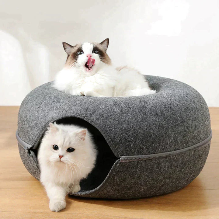 Weiches, komfortables Katzenkuschelbett in Donutform, ideal als Ruheplatz für Ihr Haustier.