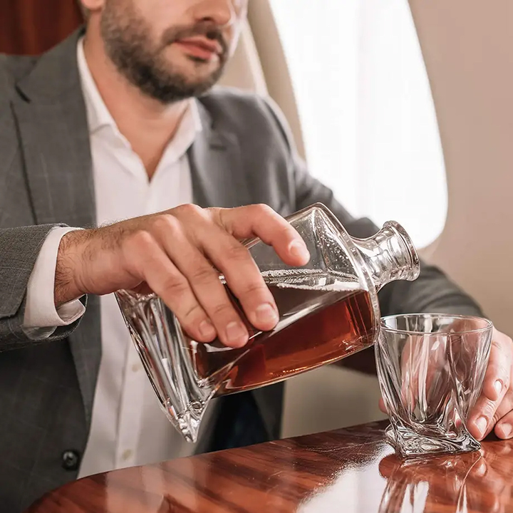 Elegantes Barzubehör: Unisex Whiskey-Set mit geschliffener Kristallkaraffe und Gläsern, inkl. Granitsteinen.