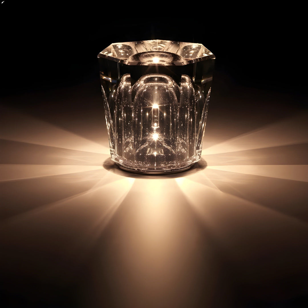 Seitenansicht der modernen, wiederaufladbaren Luxus Kristall LED Tischlampe. Kabellos & elegant.