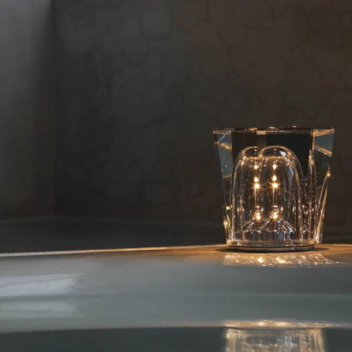 Elegante Kristalllampe auf einem Beistelltisch. Moderne LED-Tischlampe, wiederaufladbar für Ihr Wohnzimmer.