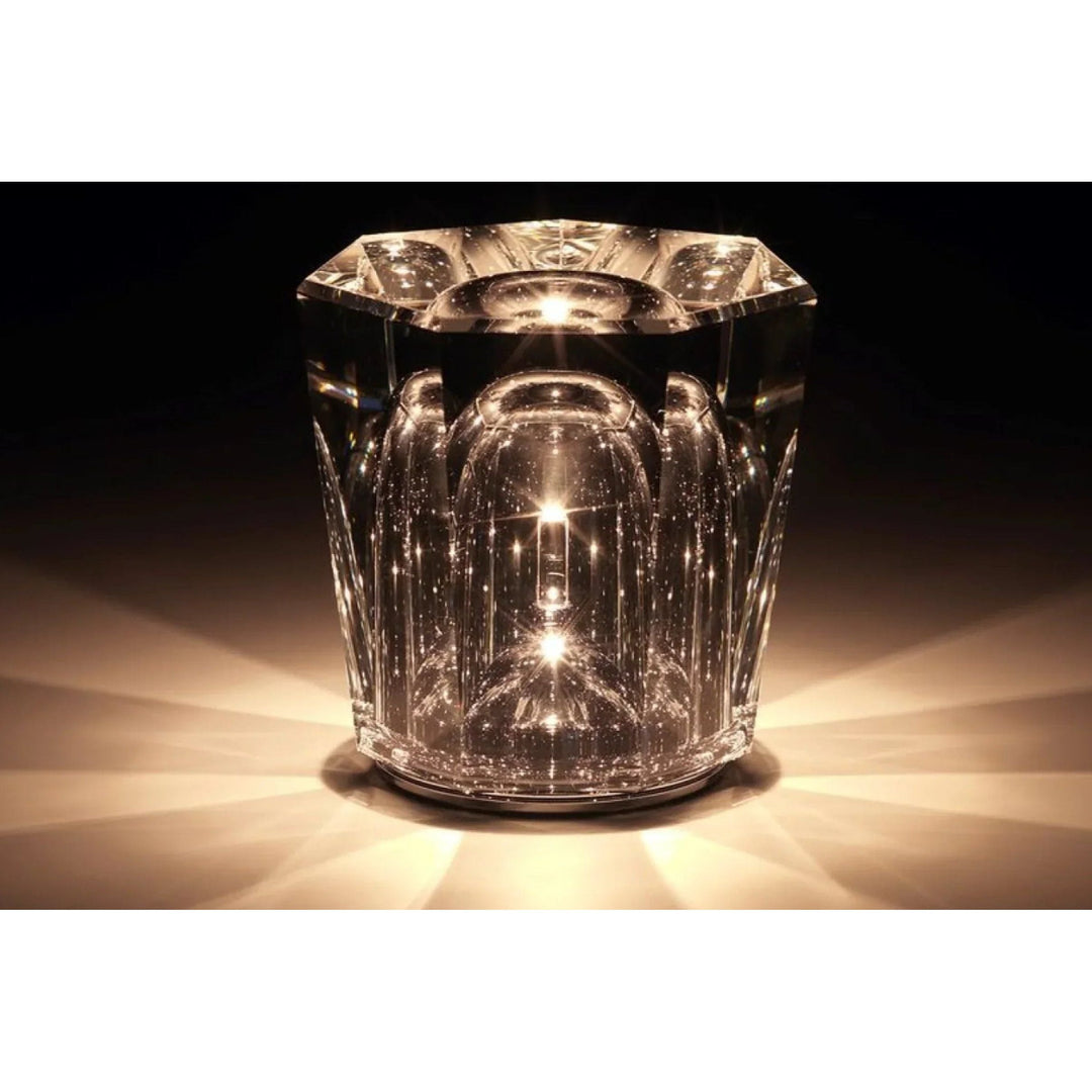 Zarte, wiederaufladbare LED-Kristalllampe. Kabellos, modernes Design, schafft ein luxuriöses Ambiente.