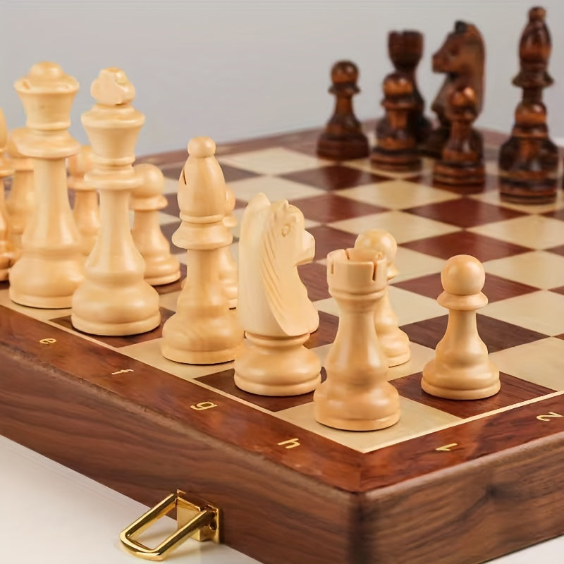 Geschlossenes, klappbares Massivholz Schachspiel GrandRook, ideal für Transport und stilvolle Aufbewahrung.