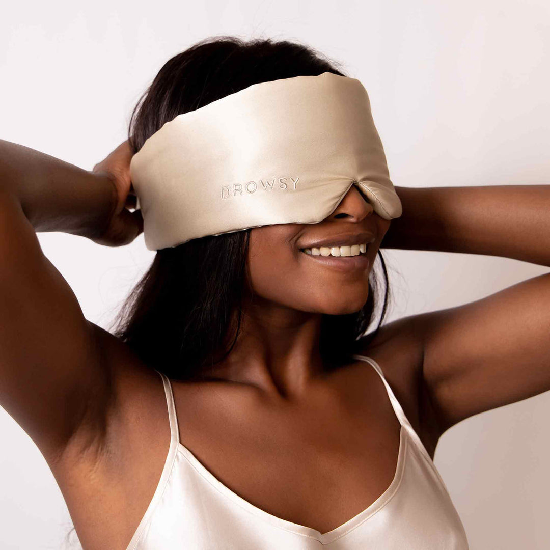 Geschenkidee: Luxus Schlafmaske für Tiefschlaf, optimale Erholung, Entspannung & Selbstpflege.