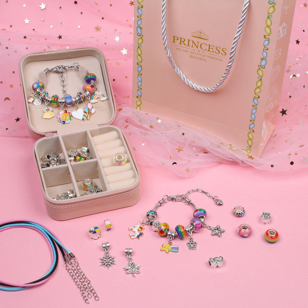 Mädchen Bastelset für Charm Armbänder. DIY Schmuck gestalten mit Perlen und Anhängern.
