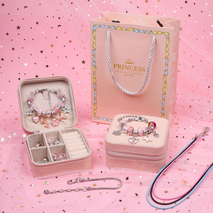 Mädchen zeigt stolz ihr selbstgemachtes Charm Armband aus dem Kreativset.