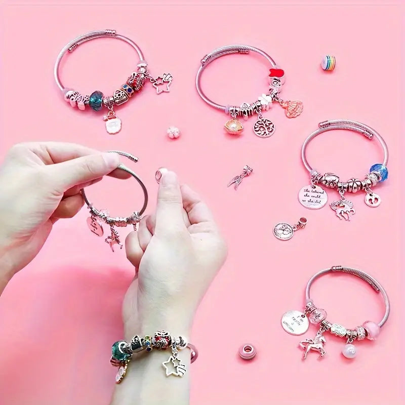 DIY Schmuckset für Mädchen, um einzigartige Charm Armbänder mit bunten Perlen zu gestalten.