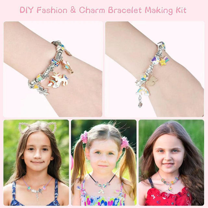 Detailaufnahme des Bastelsets für Mädchen: Verschiedene Perlen und Anhänger für Charm Armbänder.