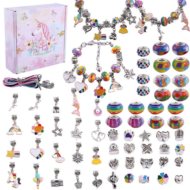 Buntes Kreativset für Mädchen, um einzigartige Charm Armbänder mit verschiedenen Anhängern zu gestalten.