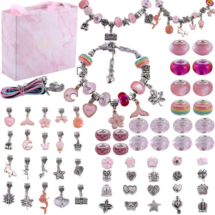 Nahaufnahme der bunten Perlen und verschiedenen Charms aus dem Mädchen Armband Kreativset.