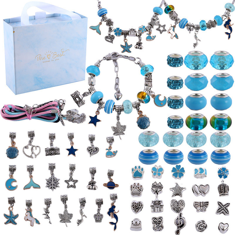 Mädchen bastelt begeistert ein individuelles Charm Armband mit dem Bastelset als Geschenkidee.