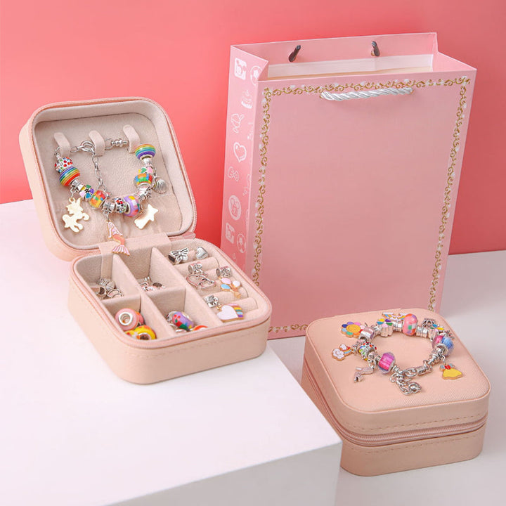Mädchen DIY-Perlenarmband-Set mit bunten Perlen und Charms zum Schmuck selbst gestalten.