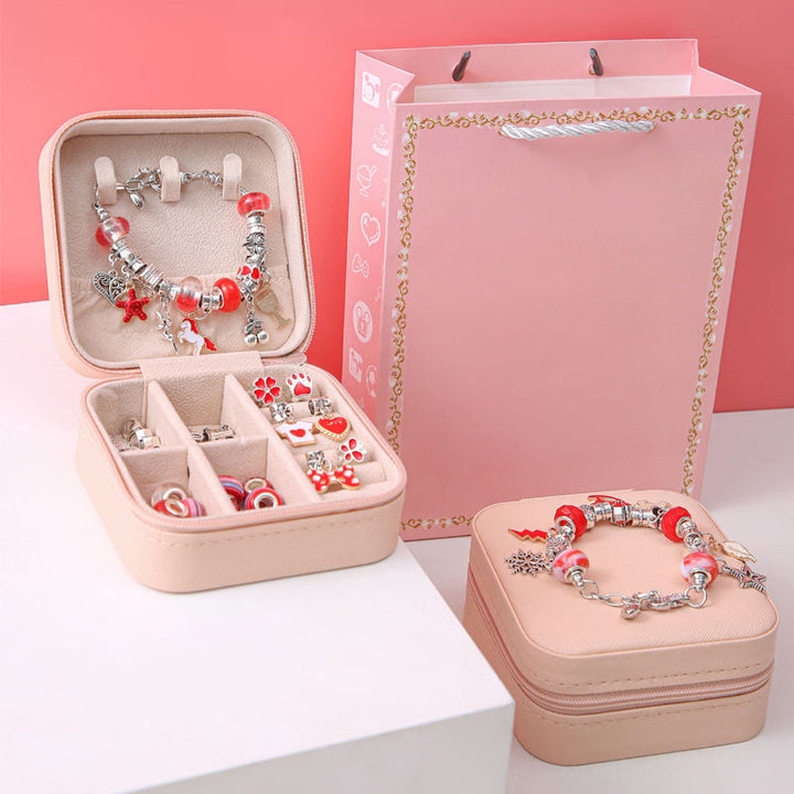 Individueller Kinderschmuck: Ein von Hand gefertigtes Perlenarmband mit bunten Perlen.