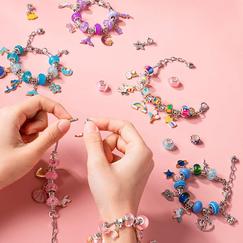 Kreatives Bastelset für Mädchen: Bunte Perlen, Anhänger und Bänder zum Armbänder selber machen.
