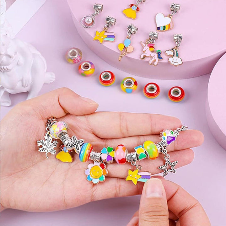 Ein Mädchen fädelt bunte Perlen auf und kreiert ein individuelles Charm-Armband.