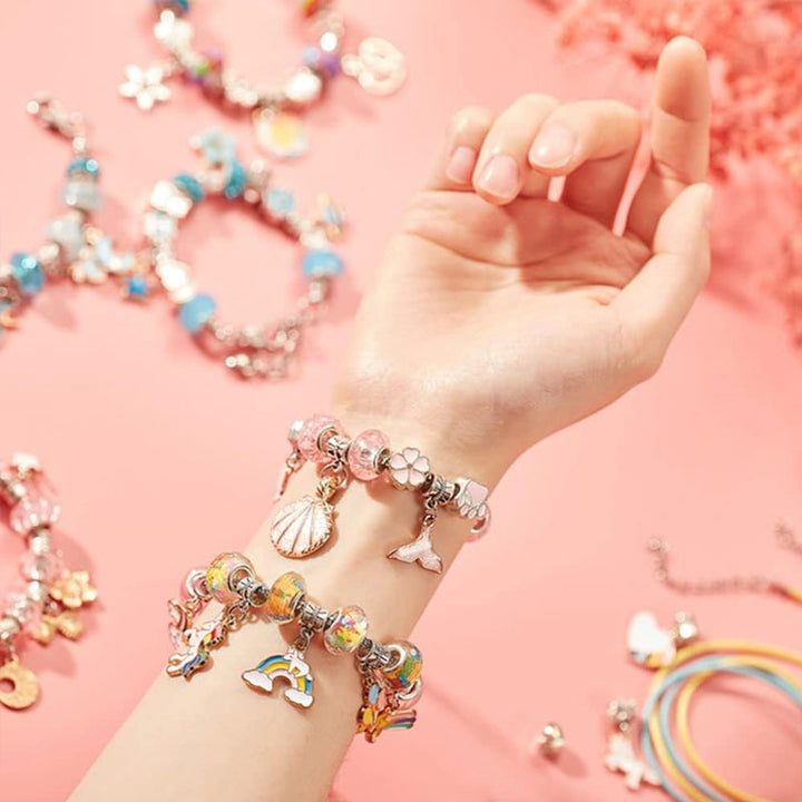 Fertiggestelltes, farbenfrohes Perlenarmband, selbst gemacht mit dem Kreativset für Kinder.